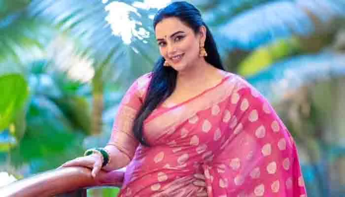 ഞാന് സംഘിയോ കമ്മിയോ അല്ല, രാജി ആരുടേയും പാവയാകാതിരിക്കാന്: ശ്വേത മേനോന്