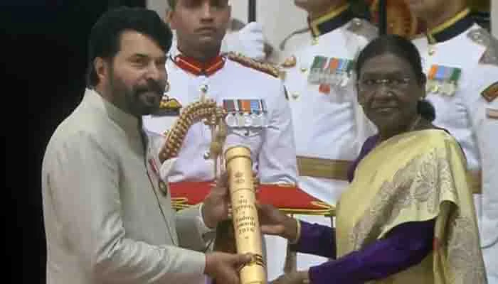 പത്മഭൂഷൺ ഏറ്റുവാങ്ങി മലയാളത്തിന്റെ മമ്മൂട്ടി; സാക്ഷിയായി കുടുംബം