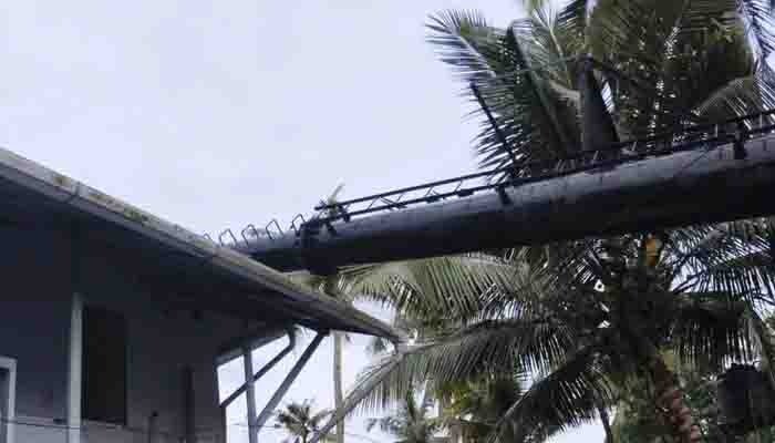 ആലപ്പുഴയിൽ ശ്മശാനത്തിലെ പുകക്കുഴൽ വീടിന് മുകളിൽ തകർന്നുവീണു