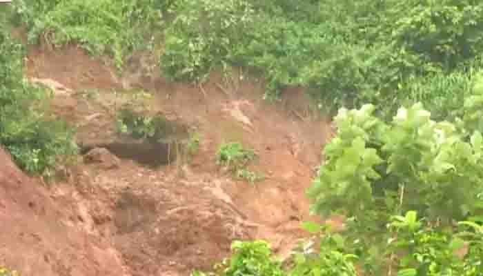 മലപ്പുറം- പാണക്കാട് റോഡില് വന് മണ്ണിടിച്ചില്; മണ്ണ് പൂര്ണമായും റോഡിലേക്ക് ഇടിഞ്ഞ് വീണു