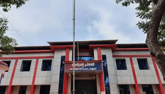 സാമ്പാർ കൂടുതൽ നൽകിയില്ല; സഹതടവുകാരനെ സ്റ്റീൽ ഗ്ലാസ് കൊണ്ട് കുത്തിപരിക്കേൽപ്പിച്ചു