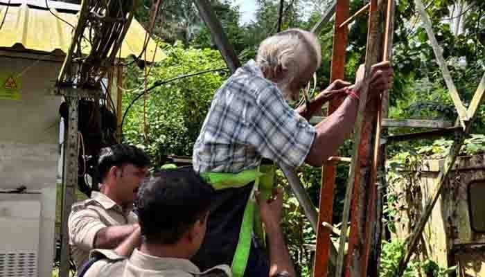 മൊബൈൽ ടവറിൽ കയറി ആത്മഹത്യ ഭീഷണി; വയോധികനെ സാഹസികമായി രക്ഷപ്പെടുത്തി