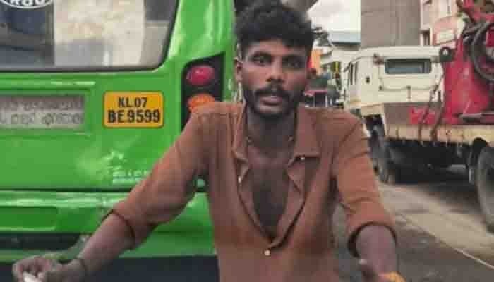 കാർ യാത്രക്കാരെ ഭീഷണിപ്പെടുത്തിയ പ്രതിക്ക് സ്റ്റേഷൻ ജാമ്യം